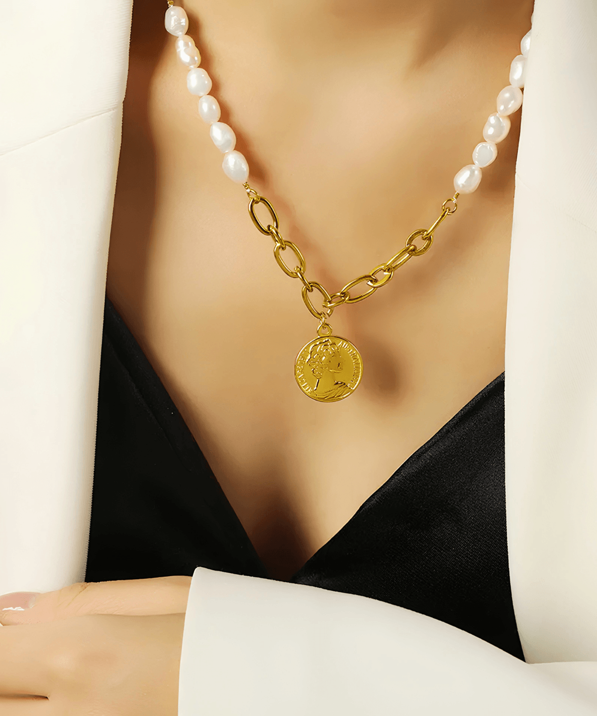 Top Gold Pendant Pearl Chain Necklace Women's Outfit Vibe