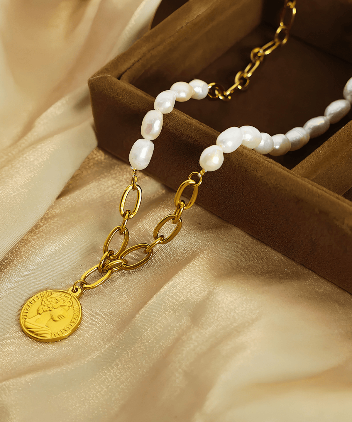 Top 1 Gold Pendant Pearl Chain Necklace Women's Outfit Vibe