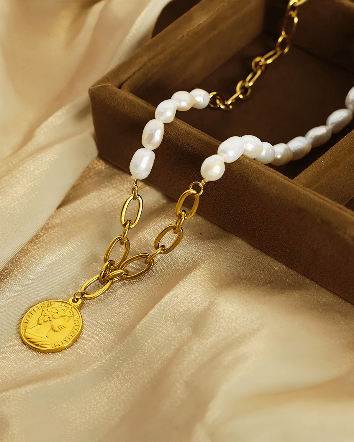 Top 1 Gold Pendant Pearl Chain Necklace Women's Outfit Vibe