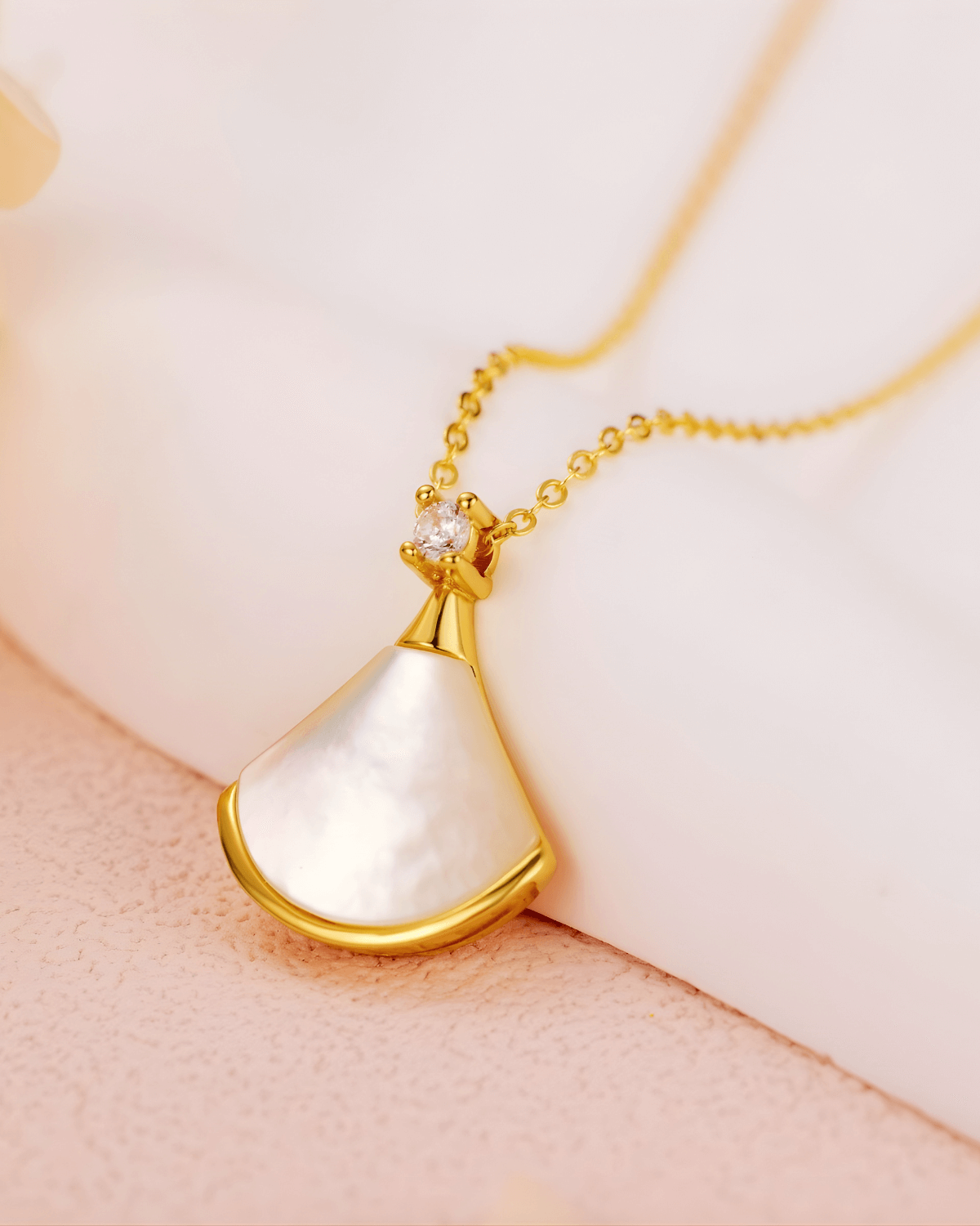 Women's Pearl Necklace Top Vibe, 18K Gold Pearl Pendant Necklace Women’s Best Trending Gift for Lady Girl Mother Wife,Birthday Travel Vacation Bridal Wedding Party Daily Office Work School,Spring Summer Fall Winter Holiday Sale,Mason & Madison Co.