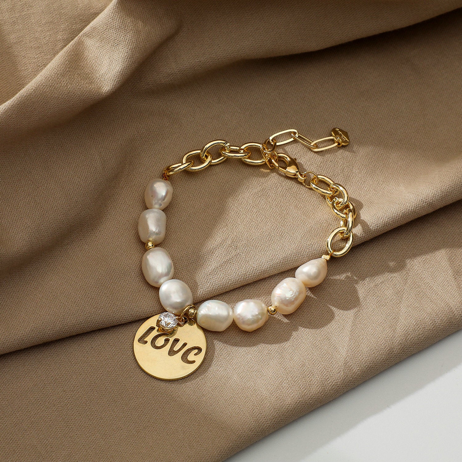 Gold tone pearl bracelet dj-40004 – dreamjwell