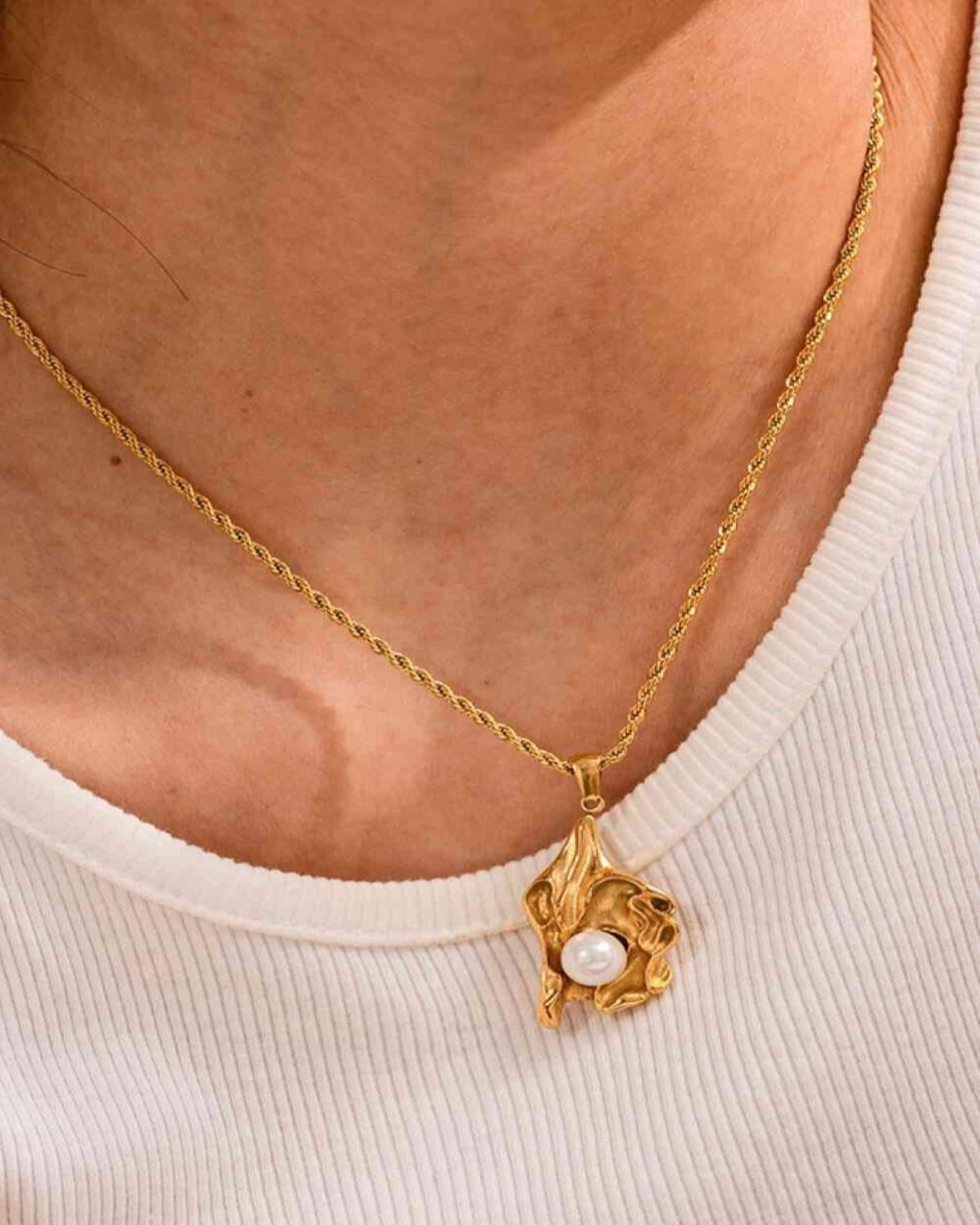 Gold pendant for women sales